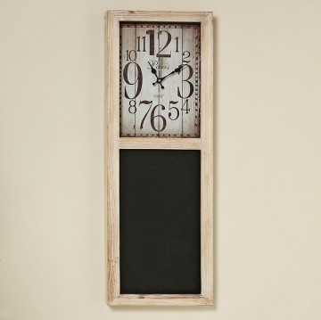 wandklok met krijtbord