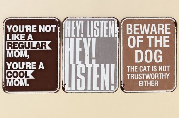 tekstbord "Hey listen"